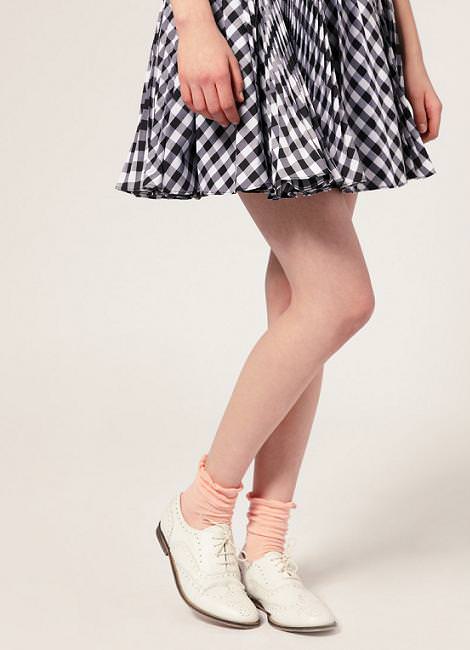 Calcetines con sandalias y oxfords