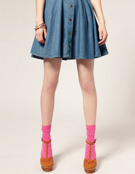 Calcetines con sandalias y oxfords