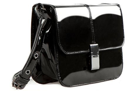 Bolso bandolera de charol de Bershka