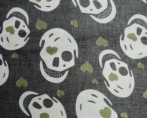 detalle del clon de bershka del pañuelo de alexander mcqueen