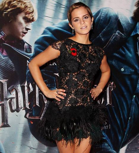 Emma Watson con vestido de encaje y plumas