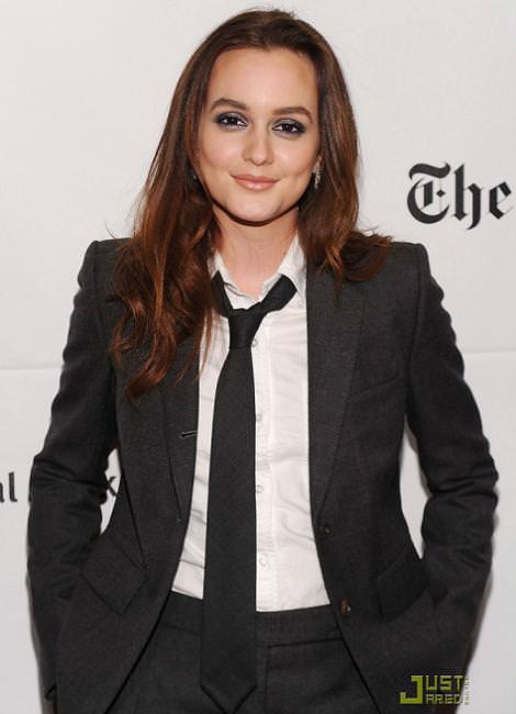Leighton Meester de traje y corbata