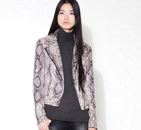 Cazadora de Stradivarius con estampado pitón