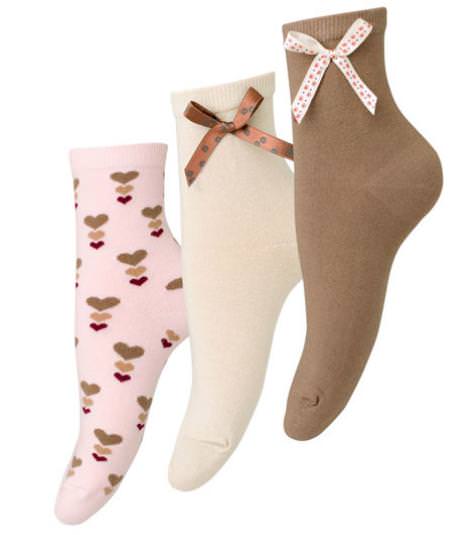 Calcetines con sandalias y oxfords