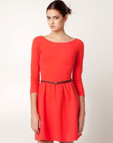 el chollo de la semana: el vestido con escote en la espalda de Stradivarius